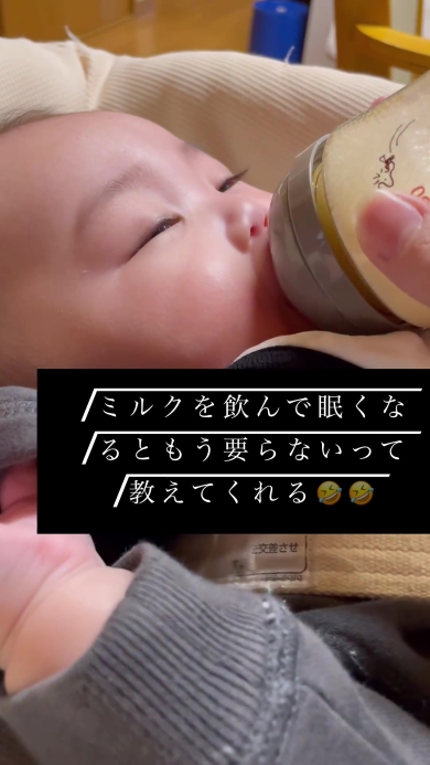 目を開いた赤ちゃん