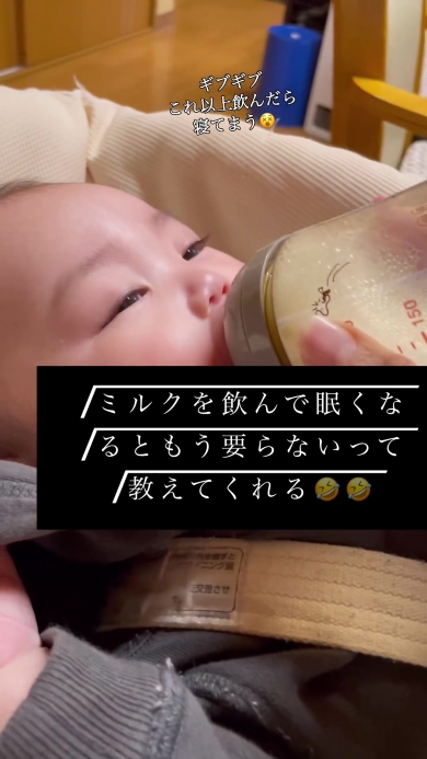 哺乳瓶をたたく赤ちゃん