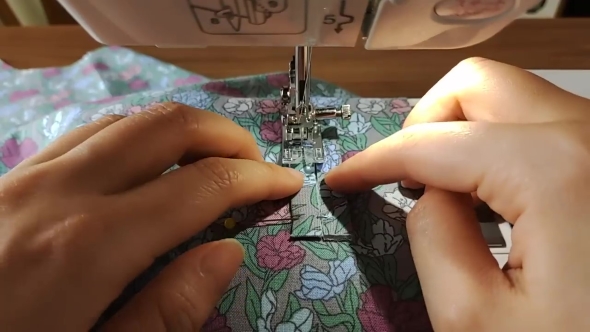 ミシンで洋服を縫う画像