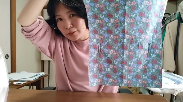 生地を手に持つ女性