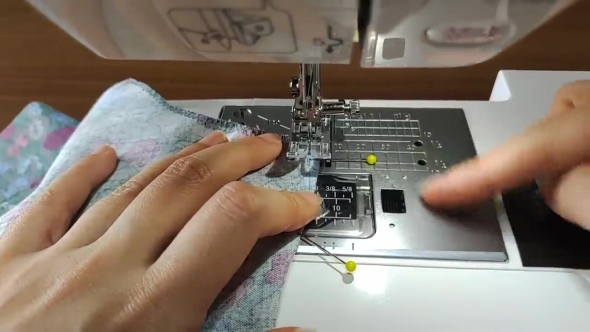 ミシンで洋服を縫う画像