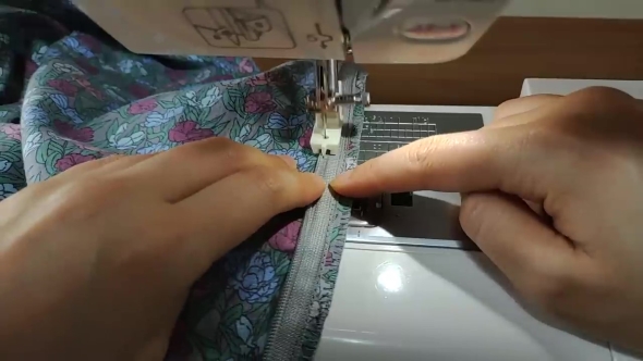 ファスナーを縫う画像