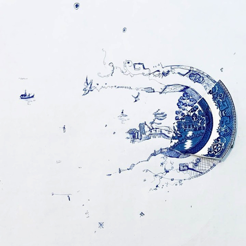 絵皿の破片に絵を描き足したアート