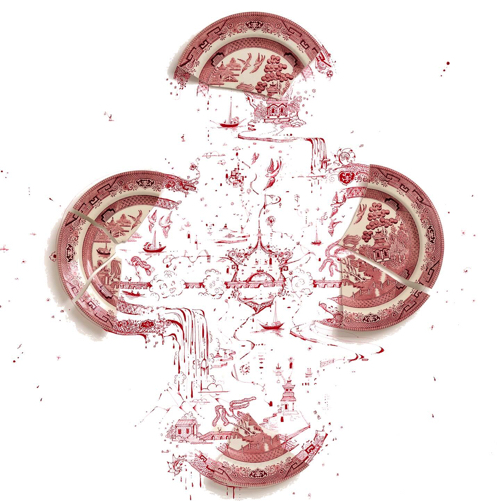 絵皿の破片に絵を描き足したアート