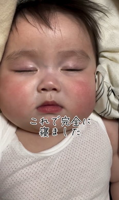手を握ると眠くなる赤ちゃん