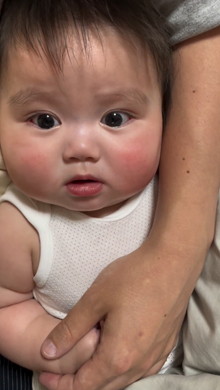 手を握ると眠くなる赤ちゃん