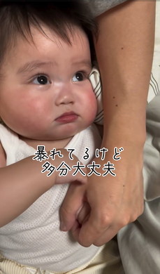 手を握ると眠くなる赤ちゃん