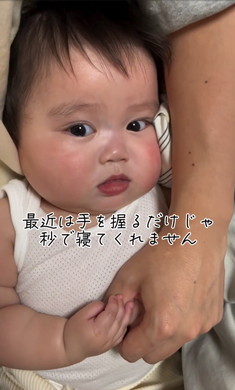 手を握ると眠くなる赤ちゃん