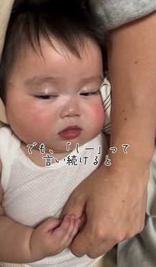 手を握ると眠くなる赤ちゃん