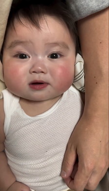手を握ると眠くなる赤ちゃん