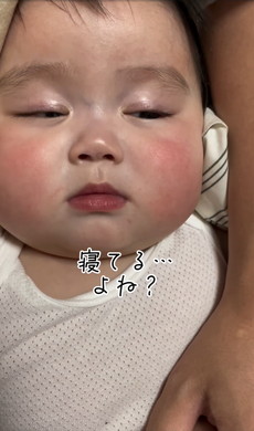 手を握ると眠くなる赤ちゃん