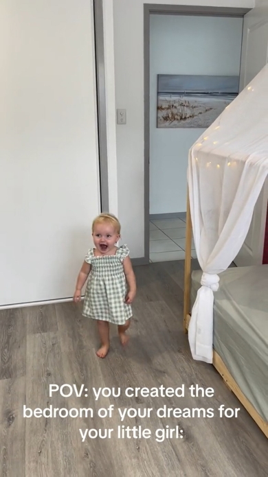 うれしそうに寝室に入ってくる娘