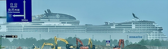 金沢港の大浜埠頭に停泊する世界最大級のクルーズ船「MSCベリッシマ」