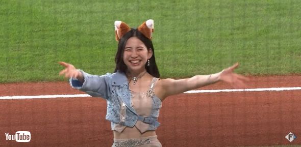 きつねダンスを披露するモーニング娘。'24のメンバー