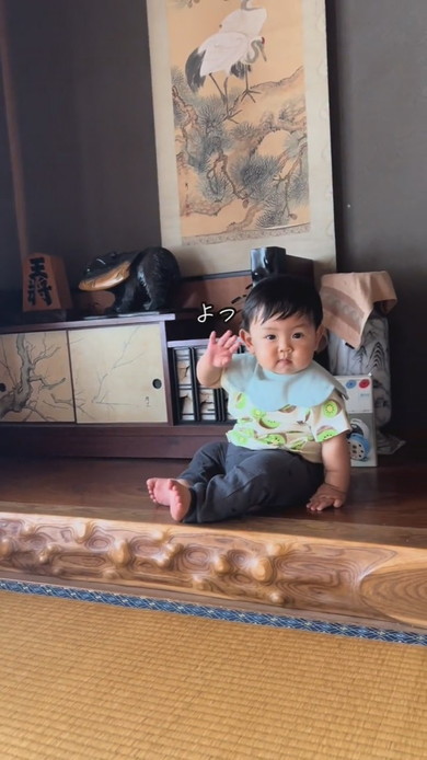 床の間から降りられない男の子