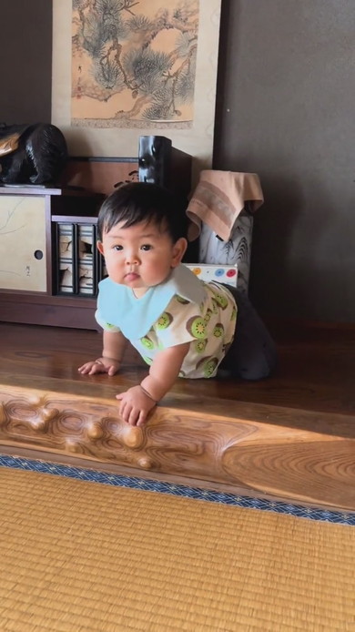 床の間から降りられない男の子