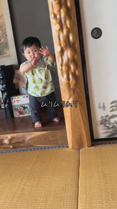 床の間から降りられない男の子