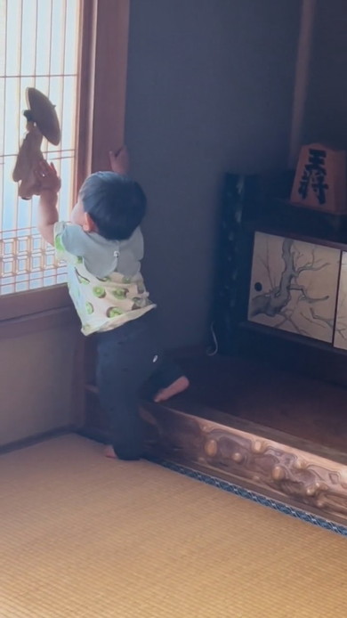 床の間から降りられない男の子