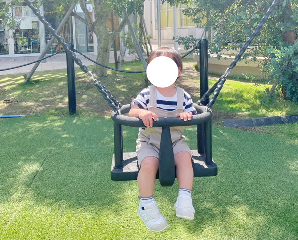 ブランコを満喫中
