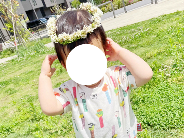 シロツメクサの花かんむりでおしゃれ