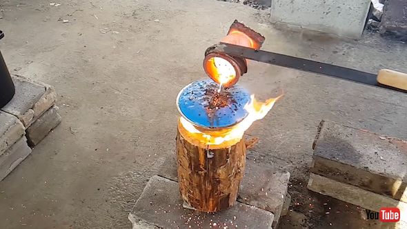 木の台座が燃える