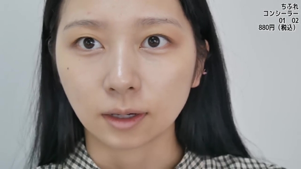 メイク中の女性