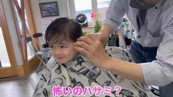 スイス人家族が日本の理容院で初めてのヘアカット
