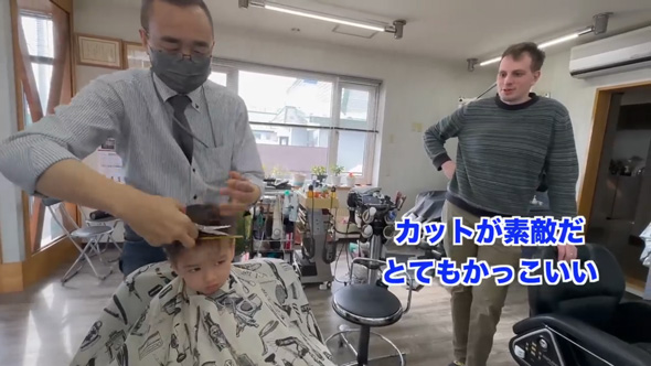 スイス人家族が日本の理容院で初めてのヘアカット