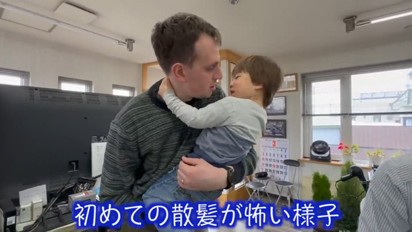 スイス人家族が日本の理容院で初めてのヘアカット