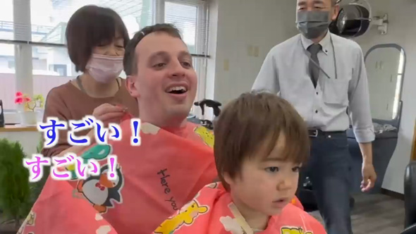 スイス人家族が日本の理容院で初めてのヘアカット