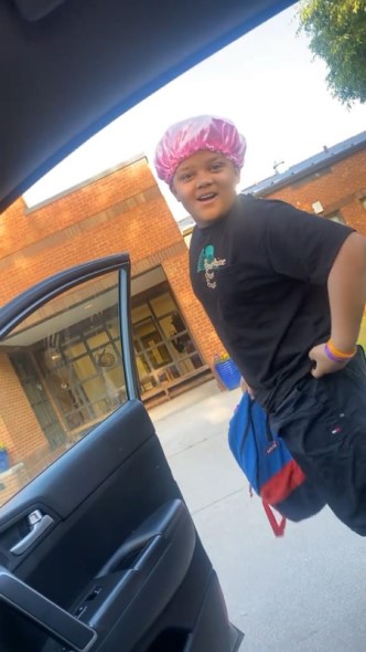 母親の帽子をつけたまま忘れた少年