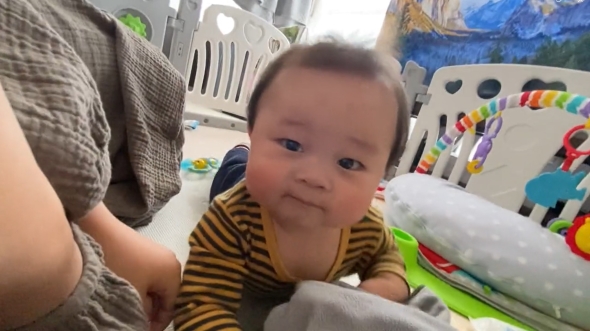 笑顔を見せるチビ助くん