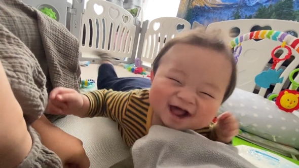 満面の笑みを見せるチビ助くん