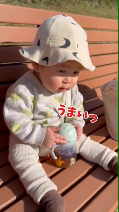 「うまいっ」と話す赤ちゃん
