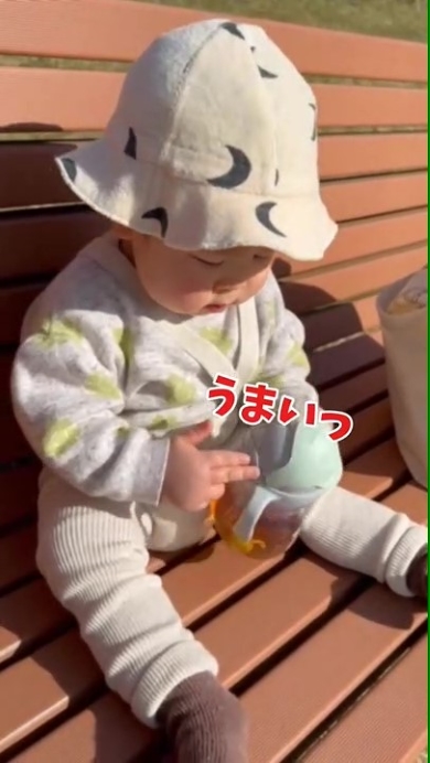 マグを持つ赤ちゃん