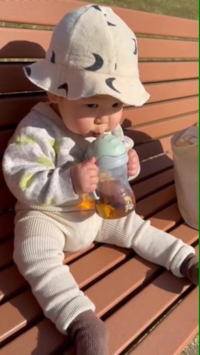 麦茶を飲む赤ちゃん