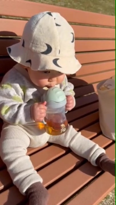 麦茶を飲む赤ちゃん