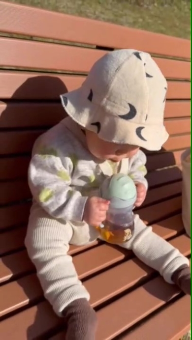 マグを持つ赤ちゃん