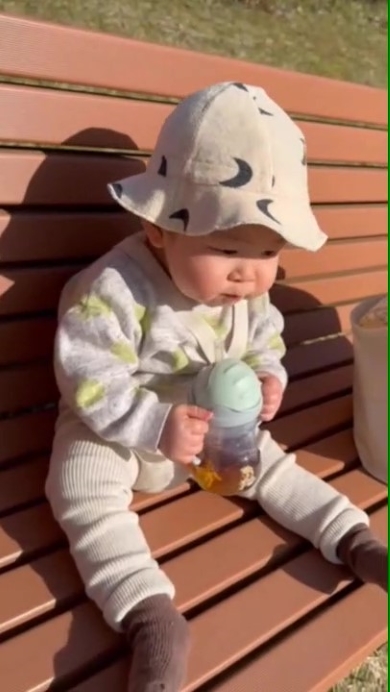 マグを持つ赤ちゃん
