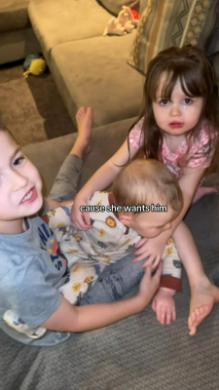 赤ちゃんを奪い合う兄妹