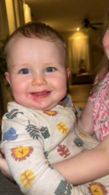 赤ちゃんを奪い合う兄妹