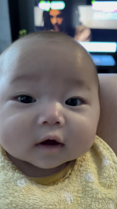 いないいないばあで笑顔