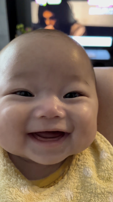 いないいないばあで笑顔