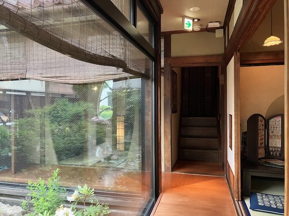 和風の店内には中庭が