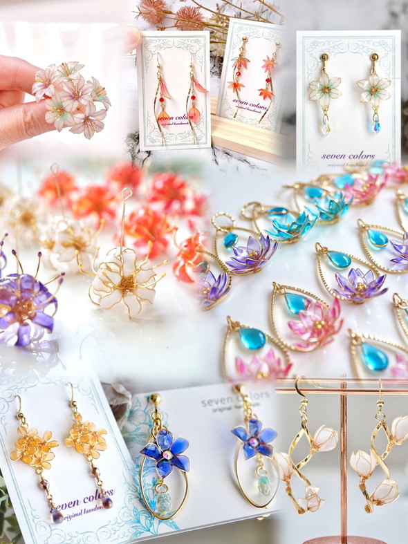 花モチーフのアクセサリーの写真