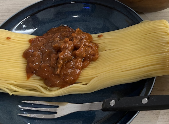 ひとかたまりになってしまったパスタ