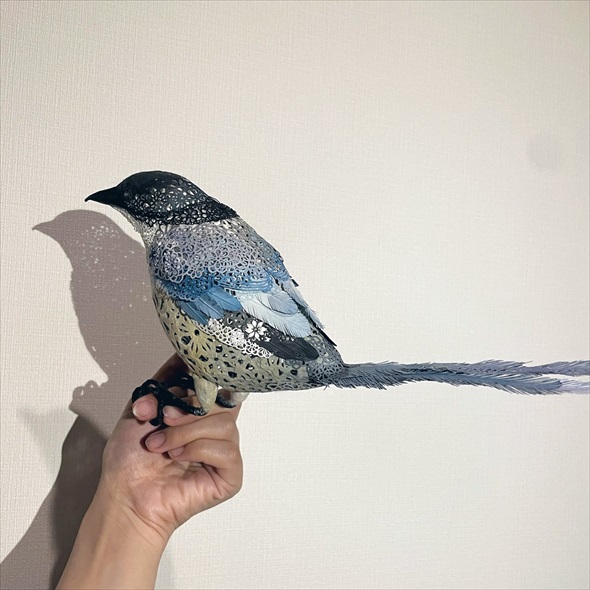 立体切り絵のオナガが美しい