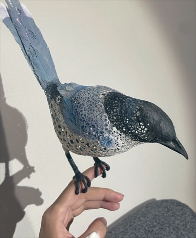 立体切り絵のオナガが美しい