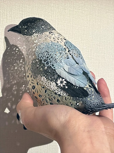 立体切り絵のオナガが美しい