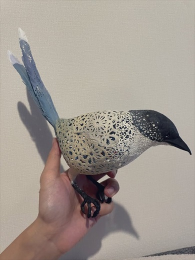 立体切り絵のオナガが美しい